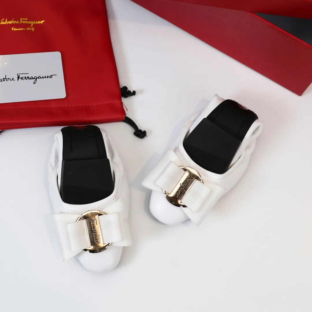 👟👟Ex-factory price 360👟👟 Early spring new style Salvatore Ferragamo hot style small square toe egg roll shoes [wit] 5mm high elastic latex, so soft you want to cry❗️The toe is equipped with Ferragamo's signature hardware butterfly🦋 buckle. Newly opened mold and upgraded outsole, 1cm heel is comfortable and not tiring. Upper: mixed sheepskin Inner pads: light goatskin (non-fading) Color: black, white, gun, red, burgundy, blue, pink Code number: 34-41